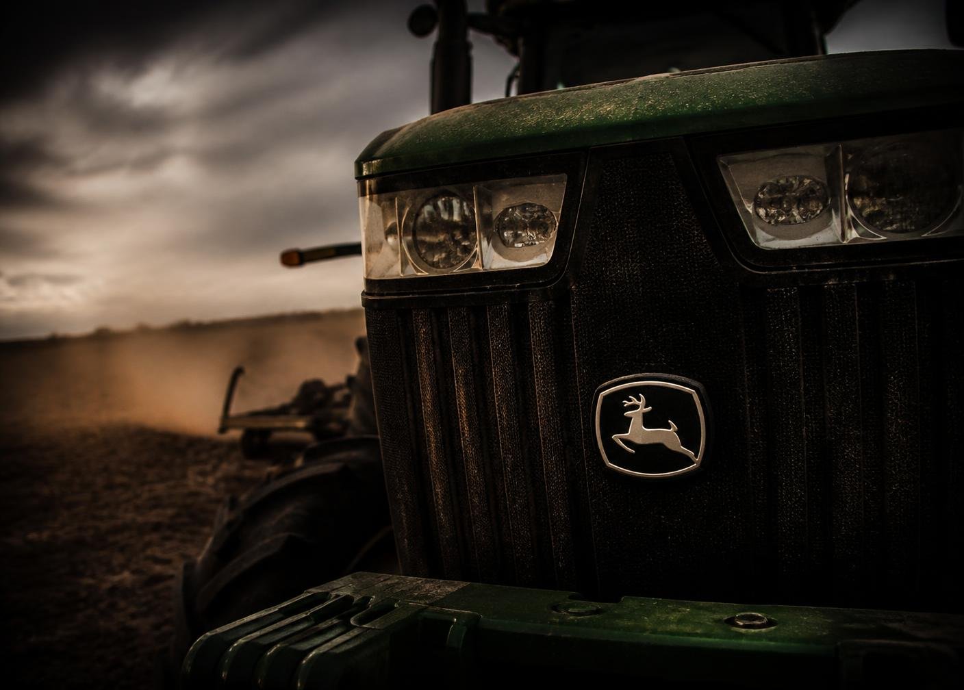 Trator agrícola em operação no campo